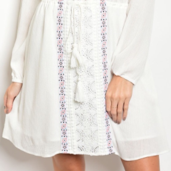 White v-neck shift dress w/embroidered detail - Picture 6 of 8